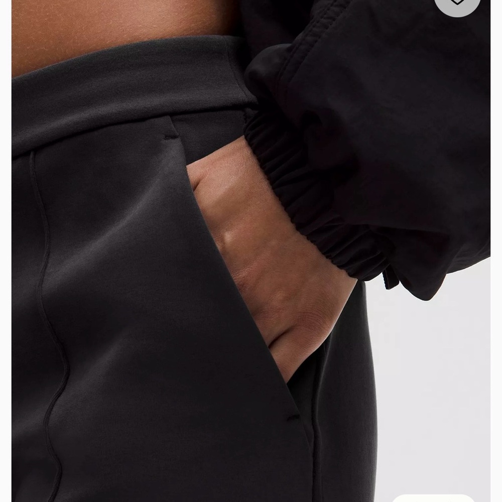 $128 NEW Lululemom Softstreme mid rise Pintuck Black XL Short - Picture 4 of 8